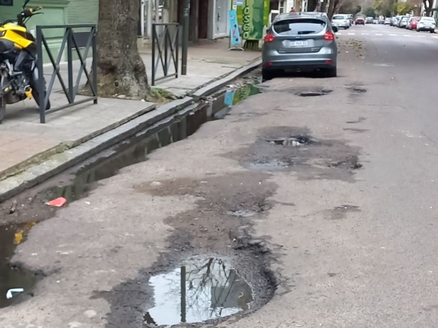 ”Zanjas y cráteres” complican el tránsito en una zona céntrica de La Plata