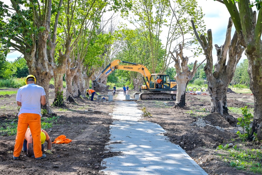 Aceleraron las obras que le cambiarán el rostro a un sector de Melchor Romero con canchas de fútbol, anfiteatro y luces
