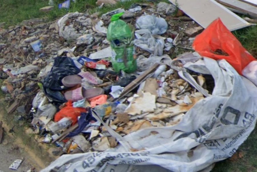 En un amplio tramo de Melchor Romero reclamaron por basura acumulada en las esquinas