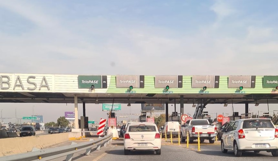 Largas filas de autos en la Autopista La Plata- Buenos Aires: trabajadores cerraron los carriles de paso manual