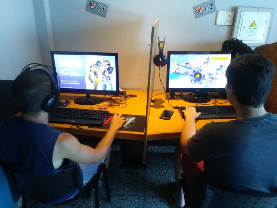 Del boom del 2002 a la pandemia, los cibers de La Plata en una montaña rusa: ”Tenía 45 máquinas en el 2008, y hoy solo 3”