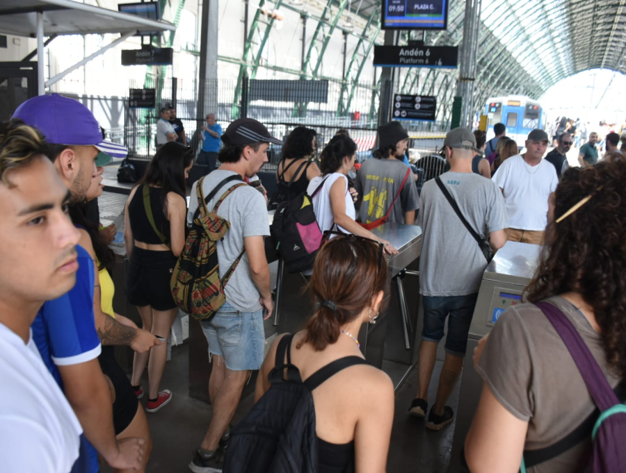 Adiós micro, hola tren: por la reducción de frecuencias, muchos platenses se mudaron al Roca para viajar a Capital Federal