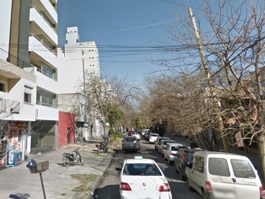 Le pegaron a un joven en la cabeza y lo dejaron ensangrentado para robarle en La Plata