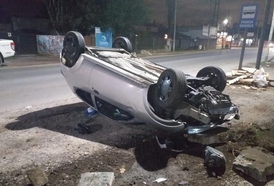 Chocó y volcó, culpó a otra persona, agredió a los presentes y huyó robándose otro auto