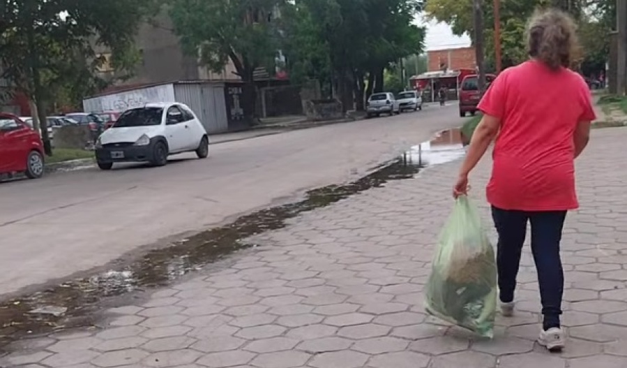 En 4 y 609 lamentaron el olor a materia fecal: ”Hay una placita y los niños conviven con eso”