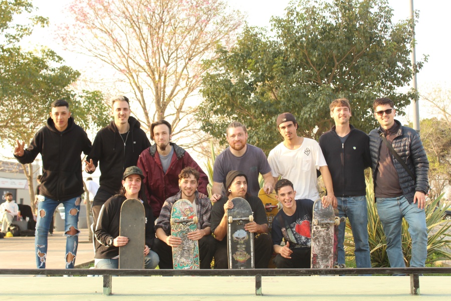 Gastón Castagneto se reunió con skaters platenses y le habló a los jóvenes: ”Queremos que puedan acceder a una vivienda”