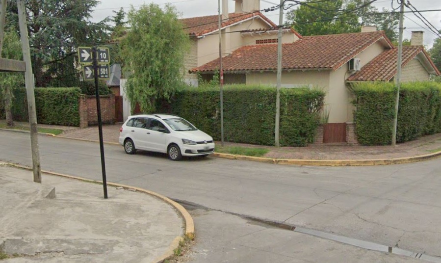 Se metió por el baño, movió una cámara de seguridad y se llevó las llaves de la casa