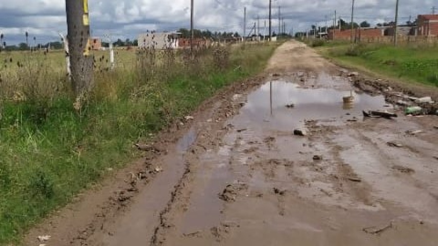 Otra vez los baches, la lluvia y el barro en las calles de Melchor Romero