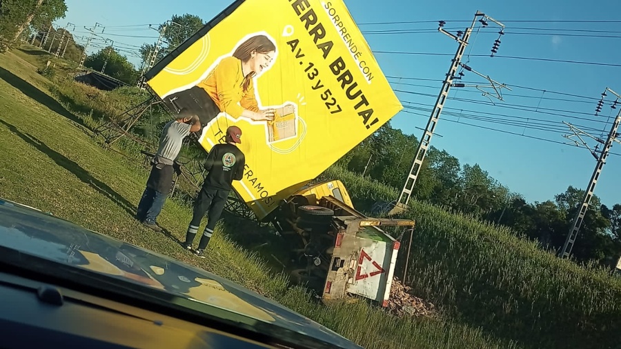 Un camión volquete se trasladaba hacia Villa Elisa, se le cortó la dirección y casi ocurre una tragedia