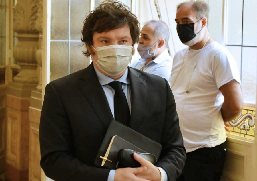 Milei se calza el traje de odontólogo: un trabajo complejo y un paciente que ya escucha el torno