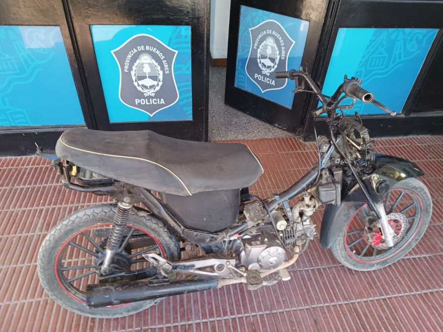 Lo detuvieron en Villa Elvira por manejar una moto robada