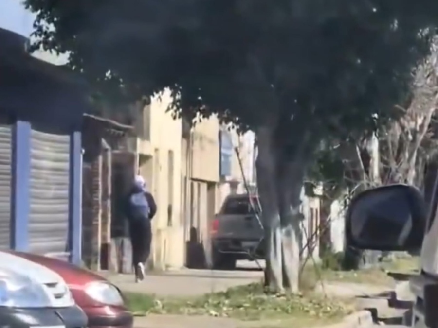 Manejó su camioneta por la vereda y el video generó indignación en redes