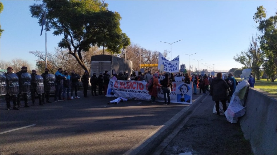 Personal de salud del sector público y privado cortó la subida de la autopista para reclamar sueldos dignos
