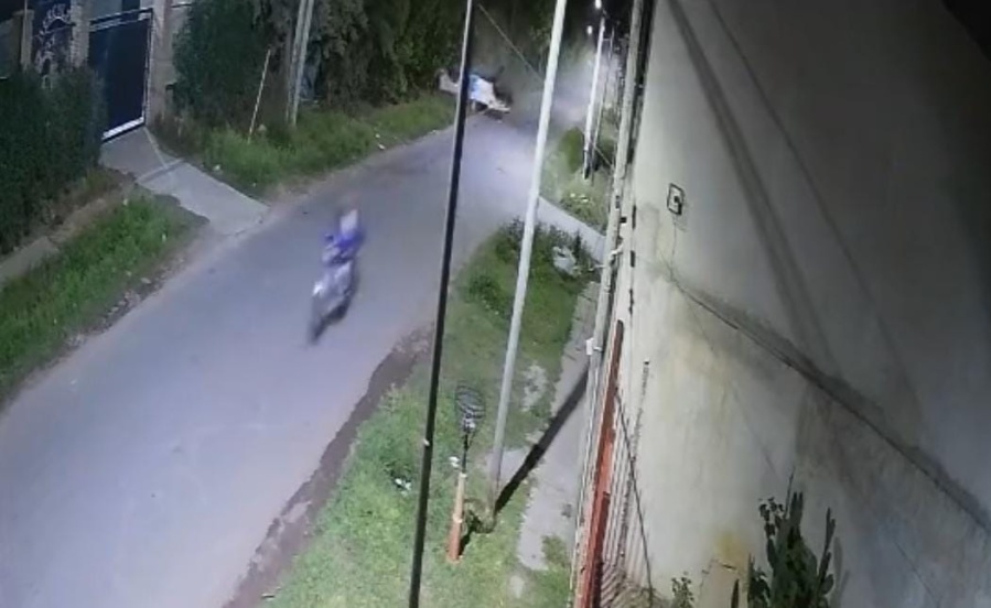 Un patrullero volcó en La Plata luego de perseguir a un motochorro: los efectivos están fuera de peligro