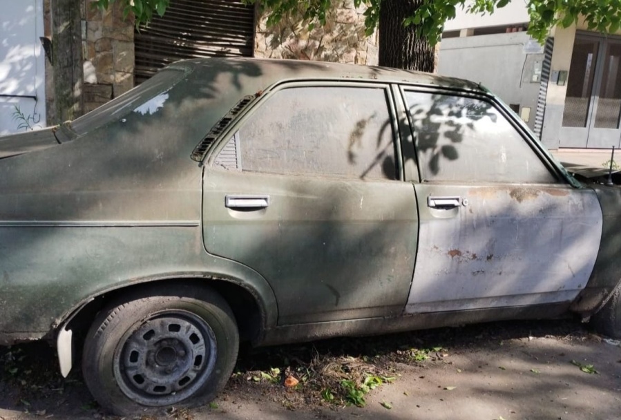 En La Loma reclamaron por un nuevo auto abandonado: ”Devino en chatarra y junta desechos”