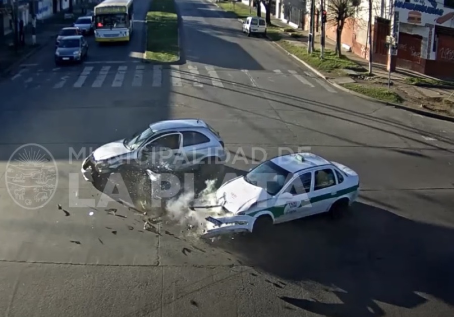 Quiso pasar en rojo en 13 y 72 y chocó contra otro auto: ninguno fue hospitalizado a pesar del golpazo