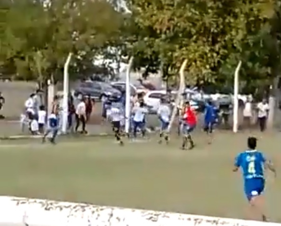 Piñas y patadas en la Liga Amateur Platense: un partido terminó en escándalo y con padres arengando desde afuera
