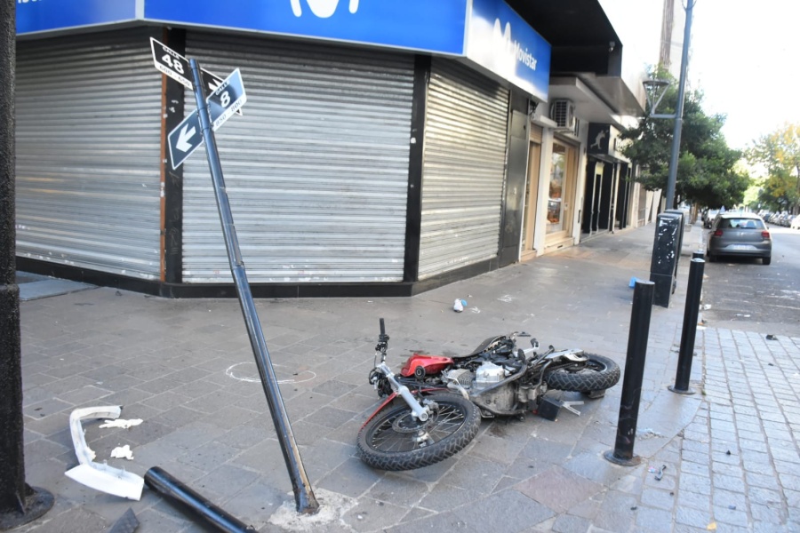 Dos jóvenes borrachos iban ”colgando” la moto en pleno centro platense y se chocaron una camioneta: tienen heridas graves