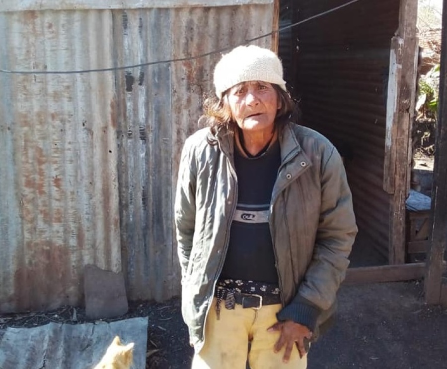 La durísima vida de Rosita en Los Hornos: tiene 78 años, duerme en el piso y hace sus necesidades en un tacho