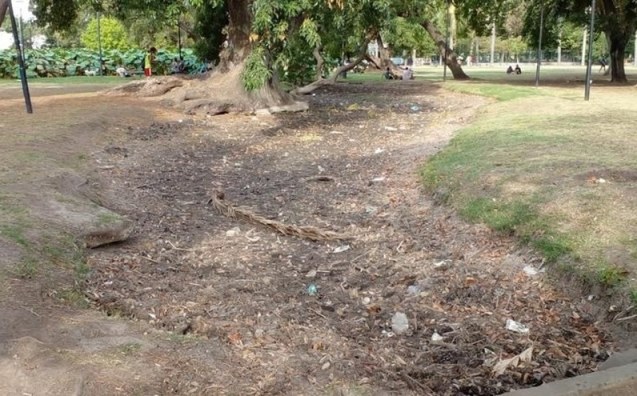 Los vecinos preocupados por la sequía del lago de Parque Saavedra