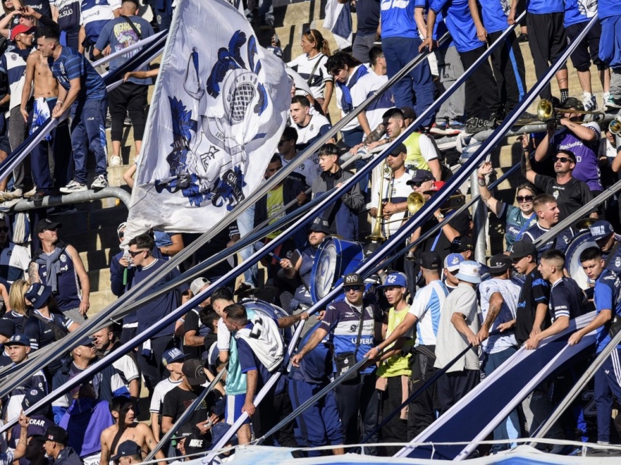 Gimnasia festeja su cumpleaños atravesado por una profunda grieta