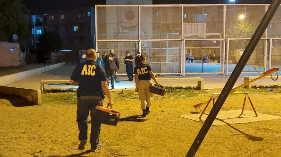 Un adolescente de 16 años fue acribillado a tiros en un playón deportivo