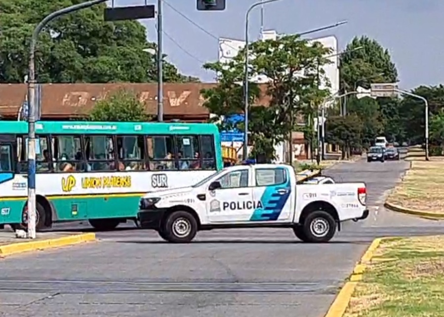 El video de cómo balearon a un ladrón en 19 y 72: había robado una moto y el dueño lo persiguió varias cuadras