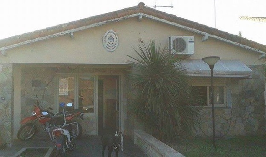 Cansados de la inseguridad, vecinos de Gonnet se manifestaron frente a la comisaría