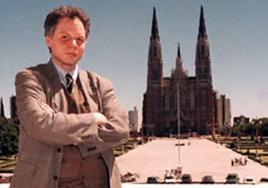 ”Humo” y vuelo en helicóptero: el maldito canadiense que le bajó el pulgar a La Plata para ser Patrimonio de la Humanidad