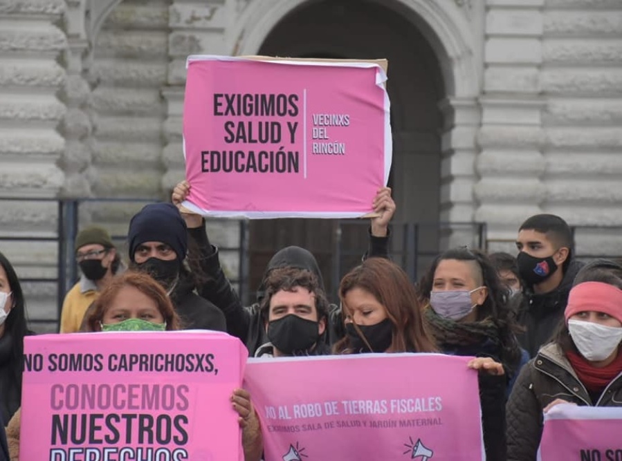 ”La plaza no se toca”: vecinos de El Rincón protestan frente a municipio contra un proyecto que elimina su pulmón verde