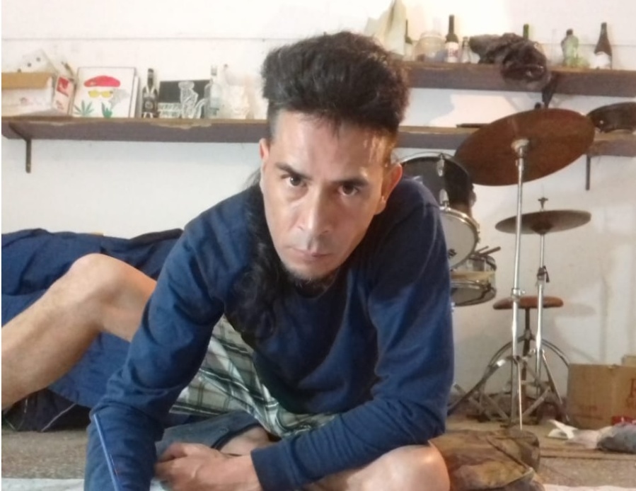 Trabajó en el Cementerio de La Plata cuando tenía 13 años y hoy pinta los barrios de amor y cargadas: ”No me daba miedo”