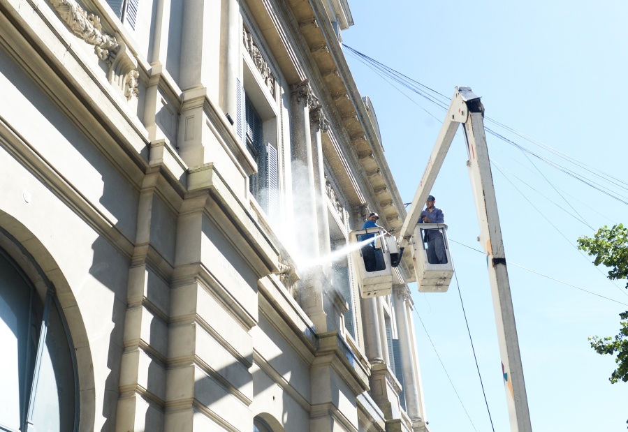 La limpieza de fachadas en La Plata pasó por 30 viviendas, 73 comercios y el Pasaje Dardo Rocha