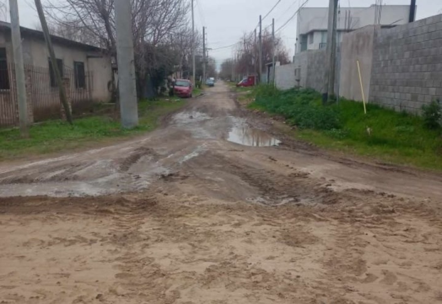 Vecinos reclaman que se pavimente una calle ”de barro” en Villa Castells: ”Todavía estamos esperando”
