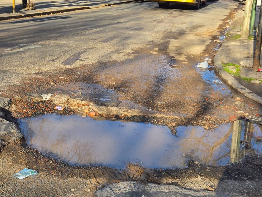 En 3 y 41 los automovilistas están hartos de un gigante cráter: “Es un peligro”