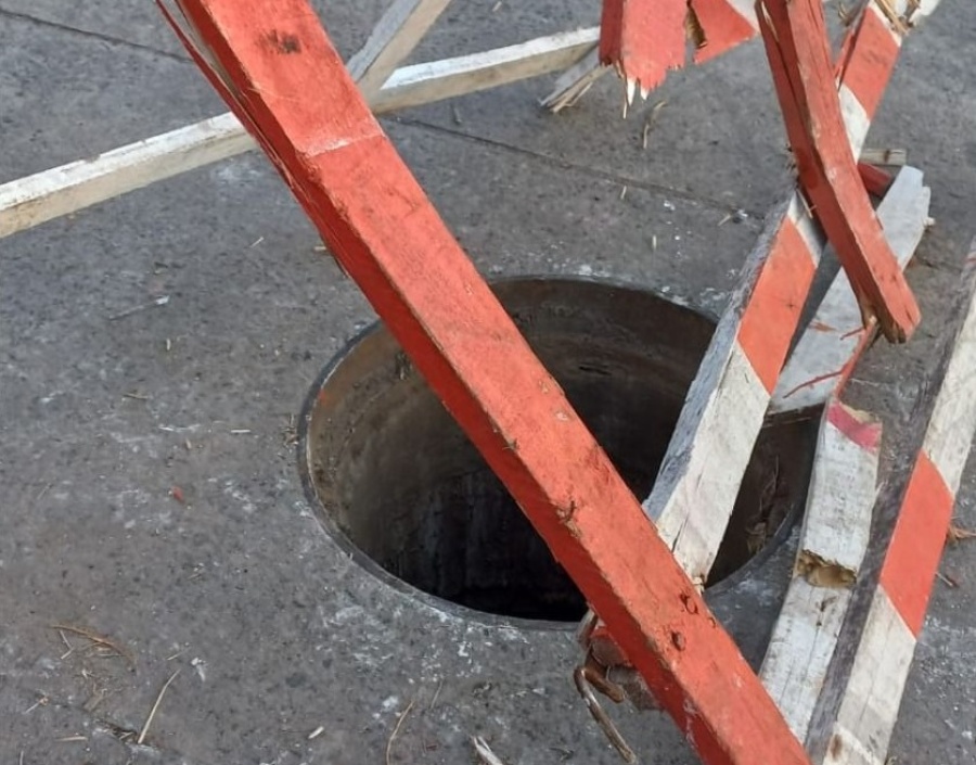 En Altos de San Lorenzo alertaron por las tapas de desagüe robadas: temen que se caiga un niño