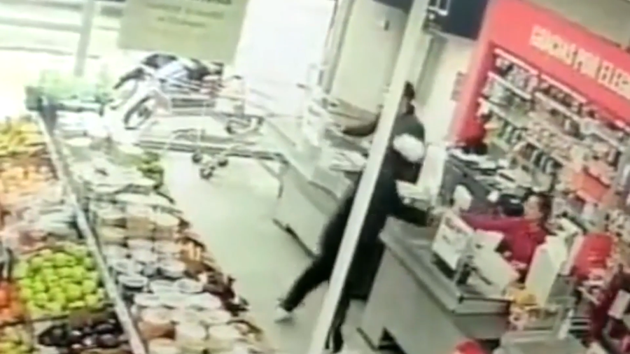 Un empleado de un supermercado de Los Hornos terminó baleado tras sufrir el robo del comercio