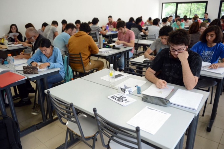 Alberto Fernández anunciará la ampliación de becas universitarias: los alumnos de qué carreras podrán solicitarlas