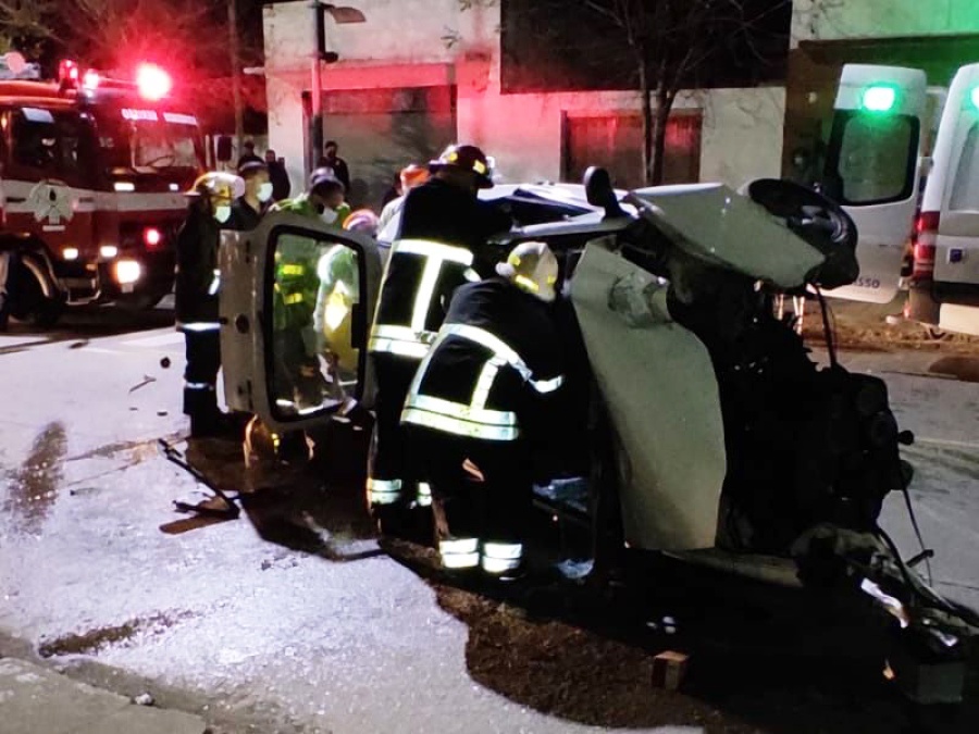 Impresionante choque y vuelco en Berisso no terminó en tragedia por un milagro