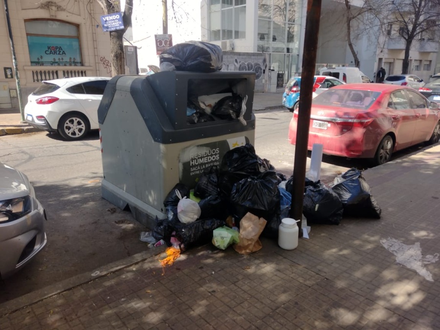 En 46 y 13 reclamaron por un contenedor colapsado de basura