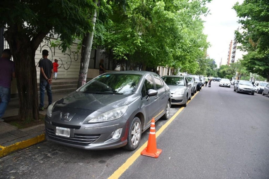 En La Plata, el plan para evitar la doble fila por ahora sólo se llevará a cabo en el colegio de 45 entre 11 y 12