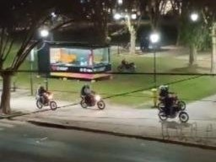 Vecinos de Plaza Malvinas reclaman por los ruidos molestos de las motos que pasan haciendo explosiones