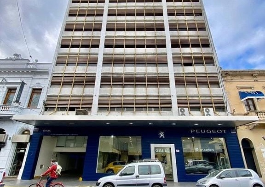 Un hombre de 80 años murió en una cochera de un edificio platense