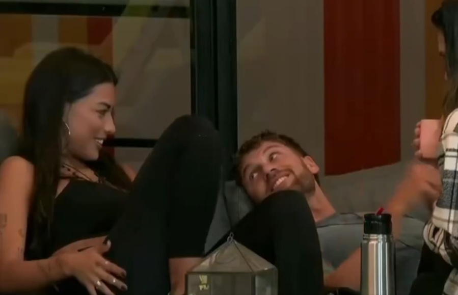 Santiago le hizo una pregunta indecente a Luz en Gran Hermano y su respuesta lo puso contento: ”Me tapo y ya está”