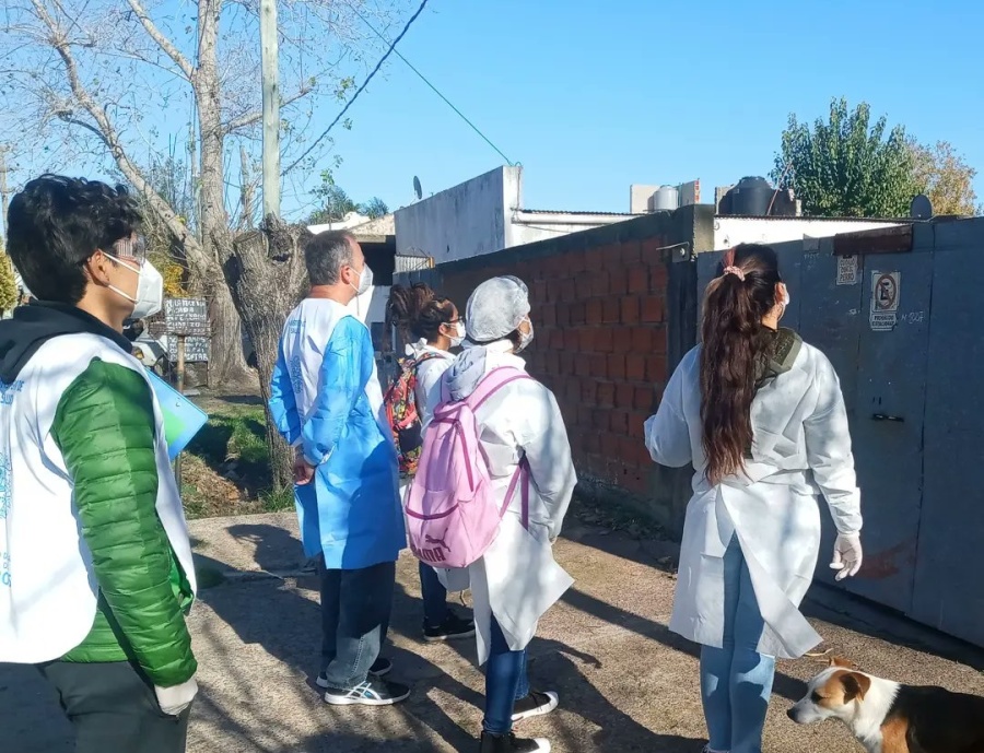 La vacunación Casa por Casa llega a La Plata esta semana: habrá una posta y recorrerán los barrios con heladeras portátiles