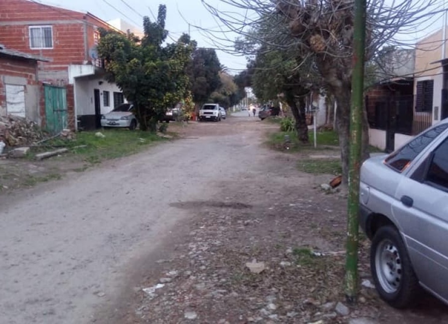 El enojo de una vecina de Los Hornos por el ”arreglo” de su cuadra: ”No tiren dos piedras y se vayan”