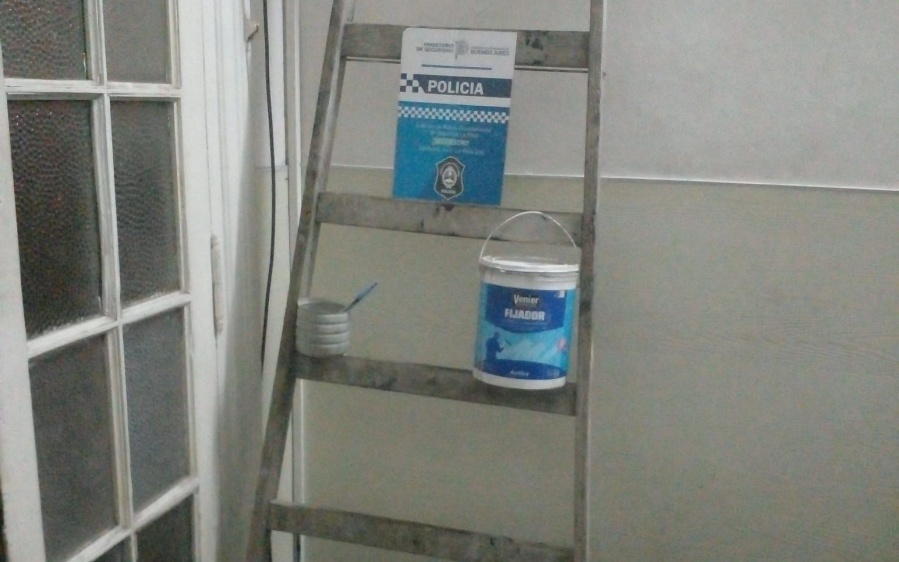 Cinco jóvenes fueron detenidos en La Plata por realizar ”pintadas y grafitis” en la esquina de 5 y 43