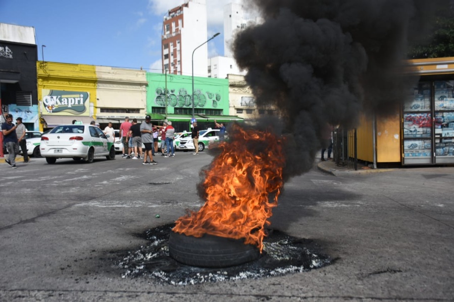 Taxistas de La Plata en llamas contra las aplicaciones y la ausencia de controles: ”Nos levantan los viajes por la cara”