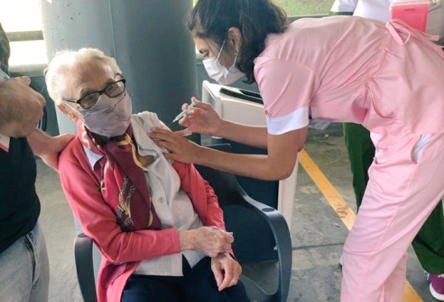 Vivió ambas Guerras Mundiales y hoy recibió la vacuna en La Plata