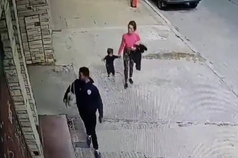 Atraparon a una pareja que salía a robar picaportes y medidores de gas en La Plata junto a su hijo