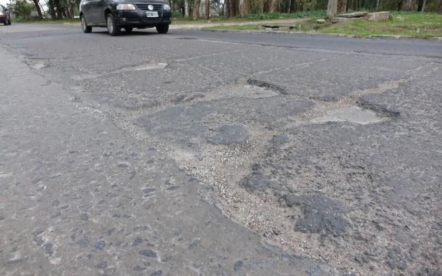 Vecinos reclaman por el mal estado de la calle en la Avenida 31: ”El micro cambió su parada”